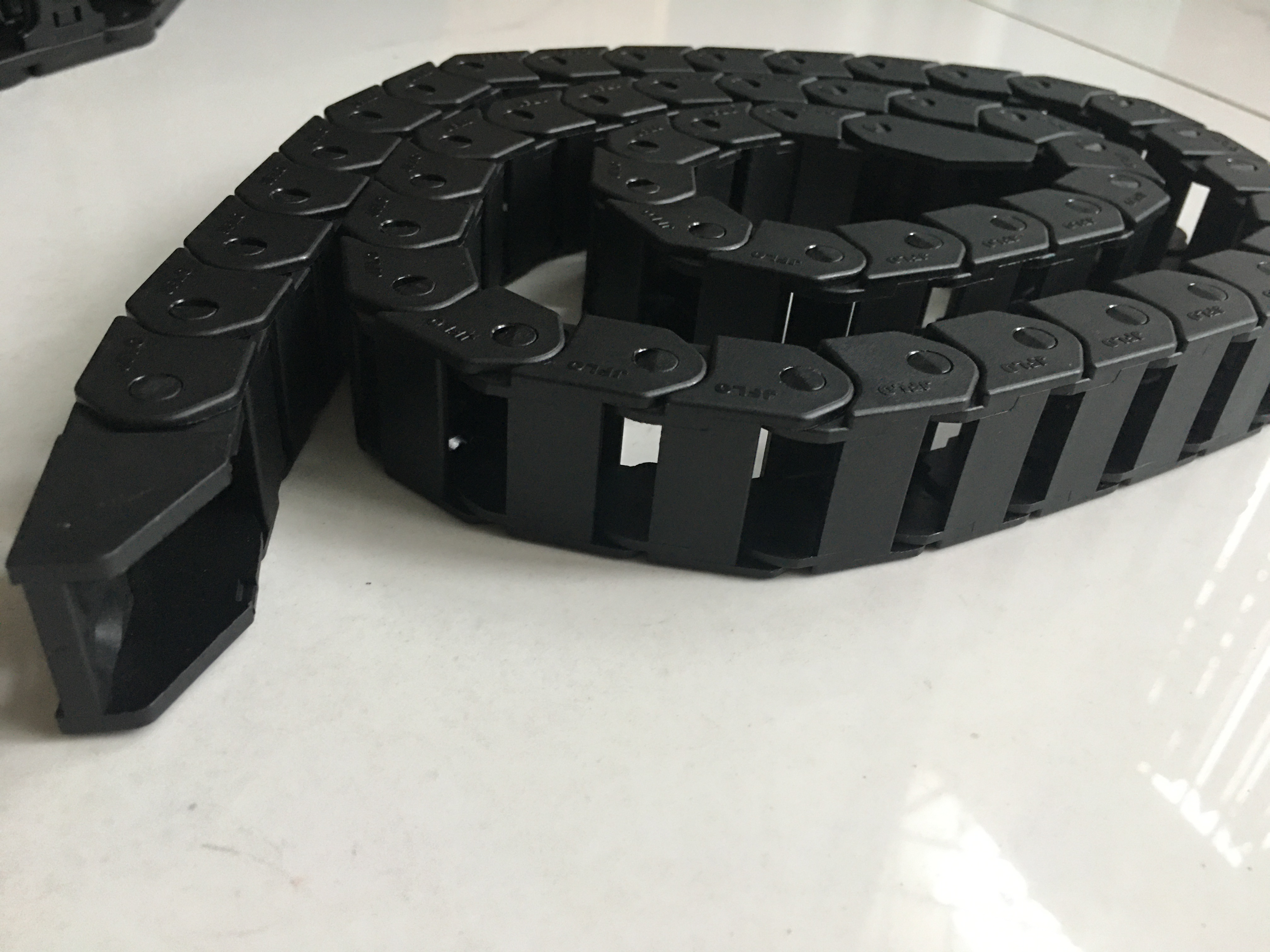 Xích nhựa cuốn cáp jflo