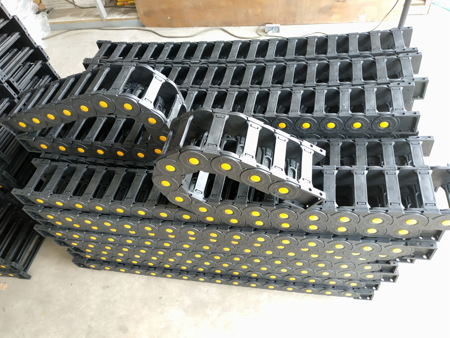 Xích nhựa luồn cáp điện