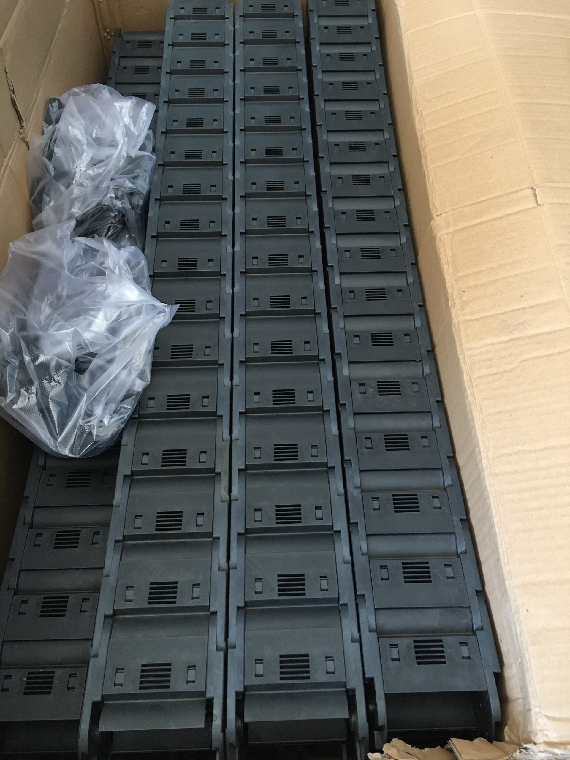 Xích nhựa kín luồn cáp điện