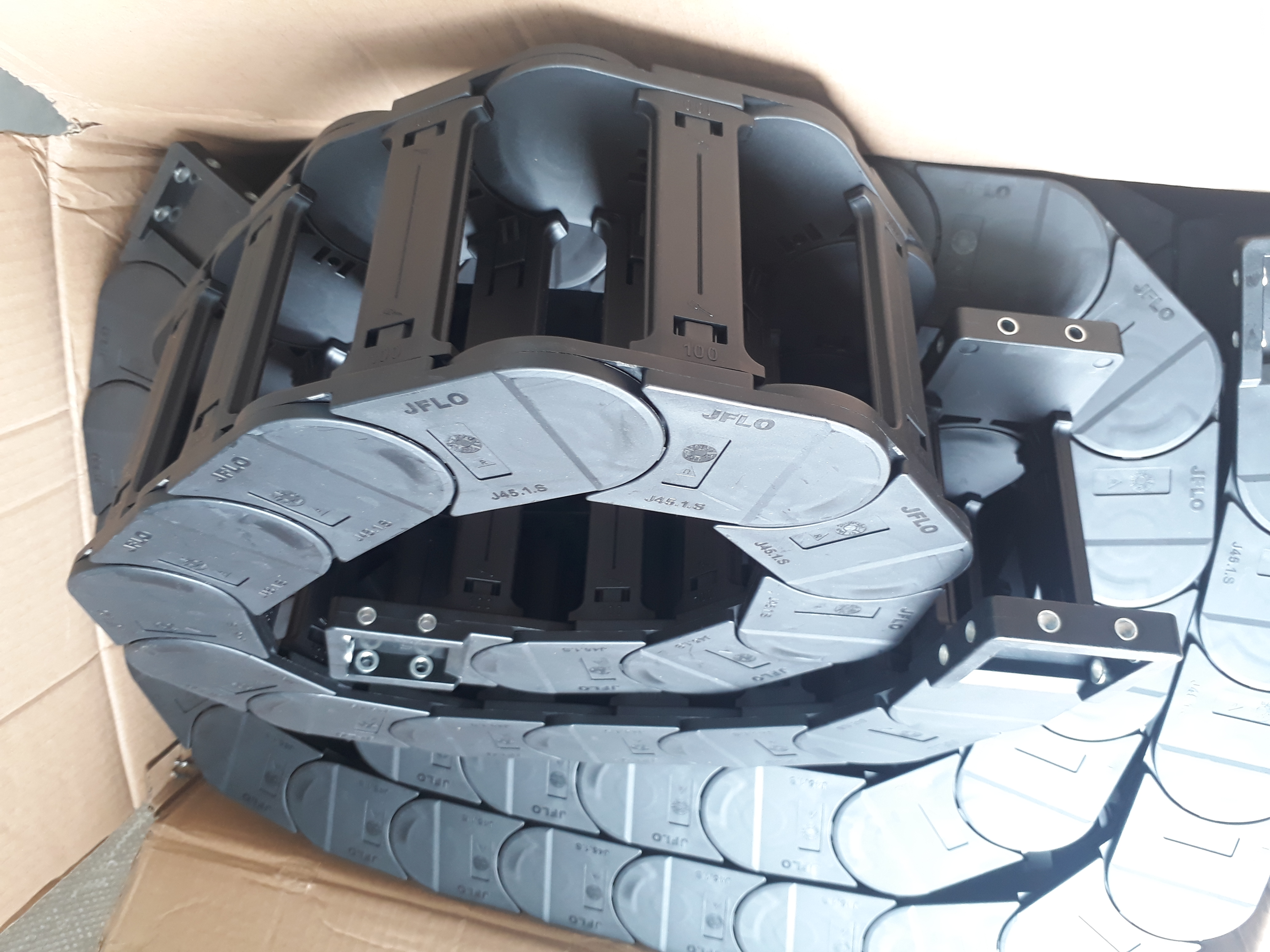 Xích nhựa luồn dây cáp jflo